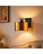 Czarny kinkiet do czytania w salonie SPLIT MIRROR z miedzianym abażurem